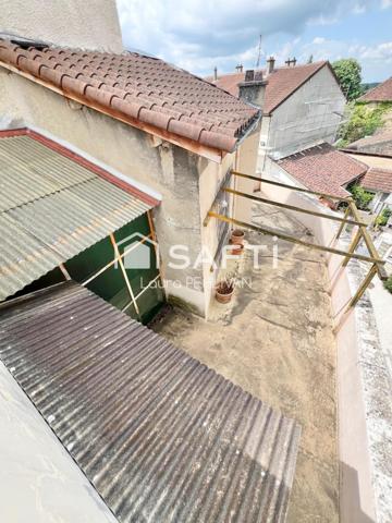 idéal investisseur ! Appartement + local co avec terrasse surplombant le centre ville de St-Amour