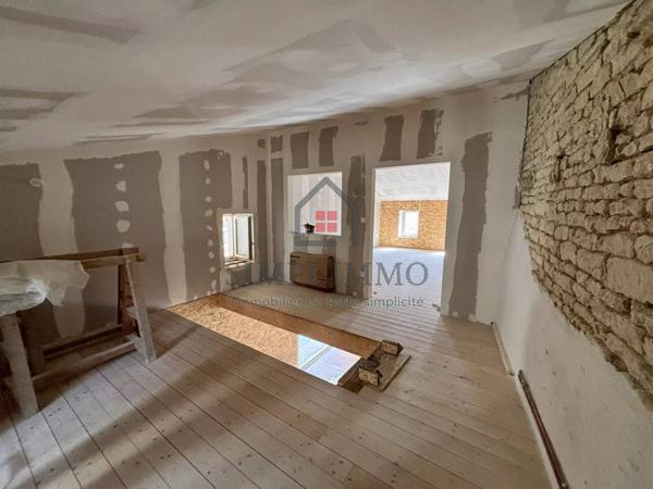 Maison en pierre, 178 m², 4 chambres, terrain de 1800 m²  + un Studio