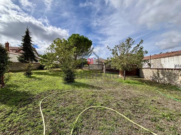 Maison en pierre, 178 m², 4 chambres, terrain de 1800 m²  + un Studio