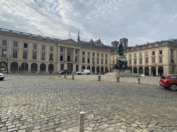 LOCAL COMMERCIAL HYPER CENTRE  / PLACE ROYALE