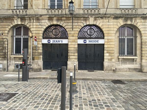 LOCAL COMMERCIAL HYPER CENTRE  / PLACE ROYALE