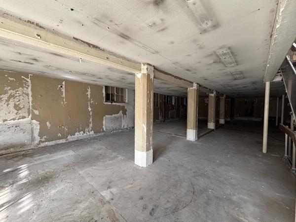 LOCAL COMMERCIAL HYPER CENTRE  / PLACE ROYALE