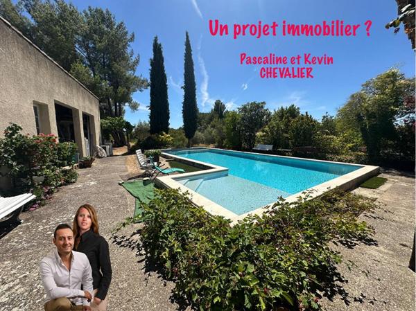 À vendre : Maison familiale avec piscine, jardin et vue imprenable à La Tour-d'Aigues
