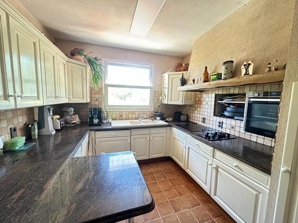 À vendre : Maison familiale avec piscine, jardin et vue imprenable à La Tour-d'Aigues