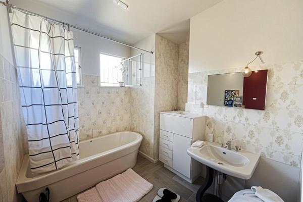 À vendre : Maison familiale avec piscine, jardin et vue imprenable à La Tour-d'Aigues