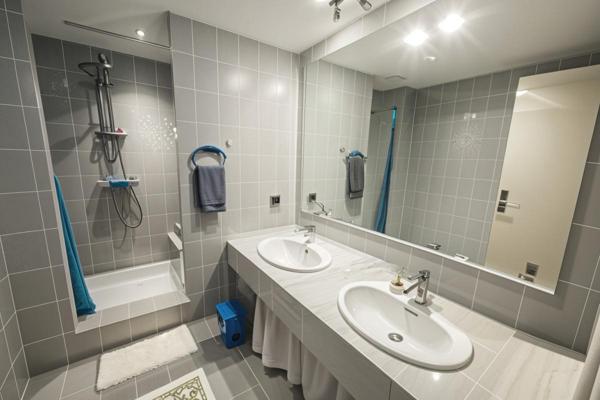 À vendre : Maison familiale avec piscine, jardin et vue imprenable à La Tour-d'Aigues