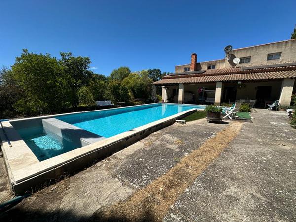 À vendre : Maison familiale avec piscine, jardin et vue imprenable à La Tour-d'Aigues