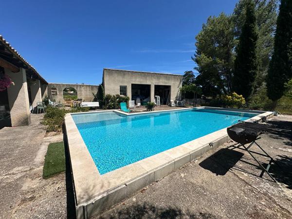 À vendre : Maison familiale avec piscine, jardin et vue imprenable à La Tour-d'Aigues