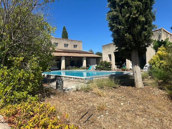 À vendre : Maison familiale avec piscine, jardin et vue imprenable à La Tour-d'Aigues