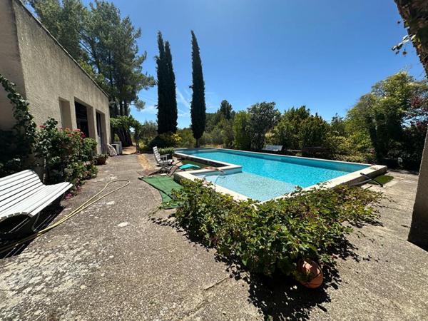 À vendre : Maison familiale avec piscine, jardin et vue imprenable à La Tour-d'Aigues