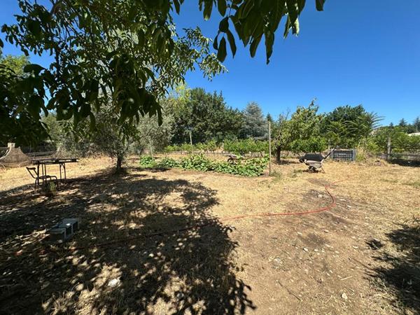 À vendre : Maison familiale avec piscine, jardin et vue imprenable à La Tour-d'Aigues