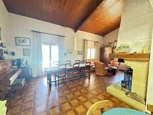 À vendre : Maison familiale avec piscine, jardin et vue imprenable à La Tour-d'Aigues