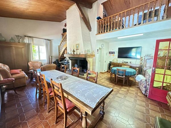 À vendre : Maison familiale avec piscine, jardin et vue imprenable à La Tour-d'Aigues
