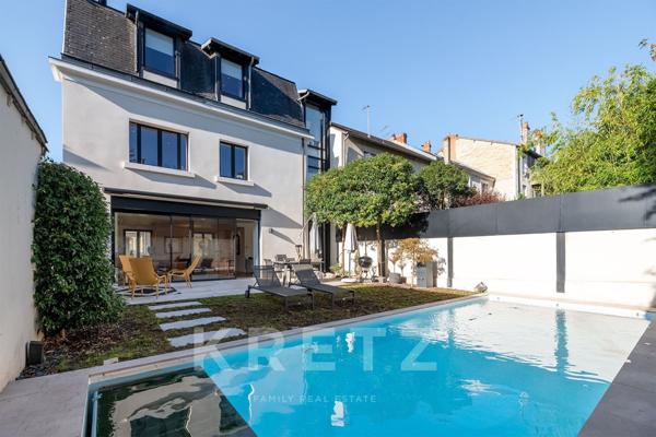 Maison de ville 235 m² avec piscine chauffée et ascenseur privé