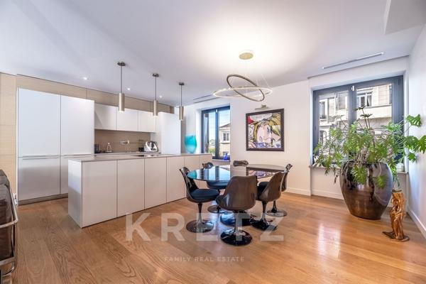 Maison de ville 235 m² avec piscine chauffée et ascenseur privé