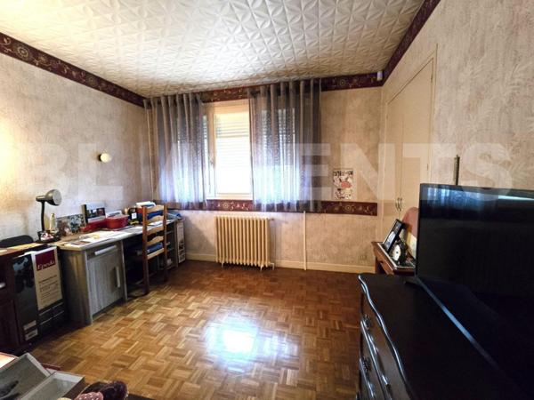 Maison sur sous-sol enterré avec jardin clôturé – Centre-ville et commodités