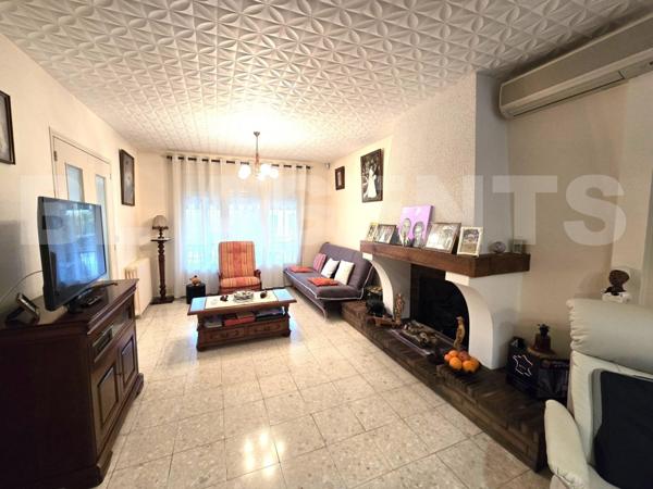 Maison sur sous-sol enterré avec jardin clôturé – Centre-ville et commodités