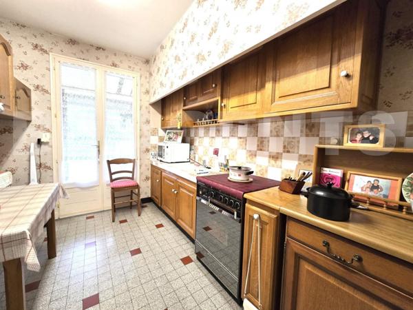 Maison sur sous-sol enterré avec jardin clôturé – Centre-ville et commodités