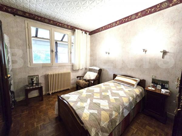 Maison sur sous-sol enterré avec jardin clôturé – Centre-ville et commodités