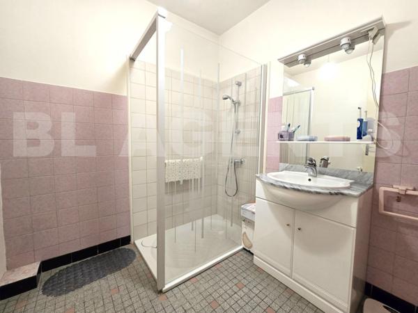 Maison sur sous-sol enterré avec jardin clôturé – Centre-ville et commodités