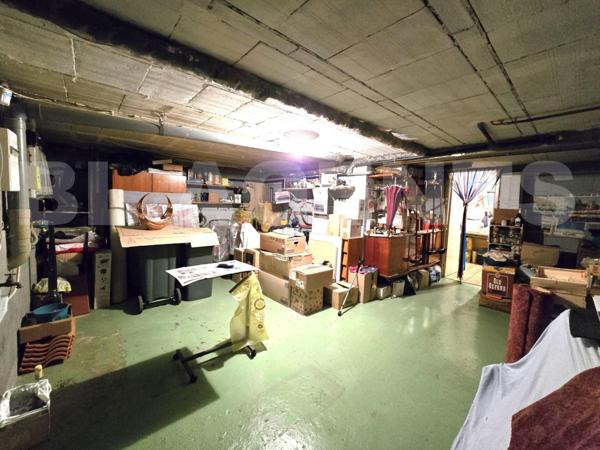 Maison sur sous-sol enterré avec jardin clôturé – Centre-ville et commodités