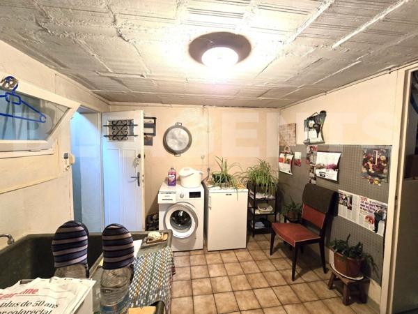 Maison sur sous-sol enterré avec jardin clôturé – Centre-ville et commodités