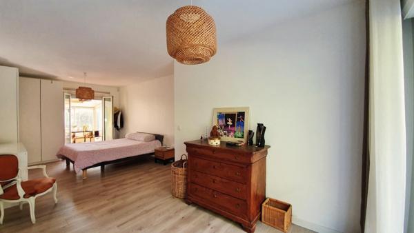 Belle maison rénovée de 6 pièces avec garage véranda et piscine