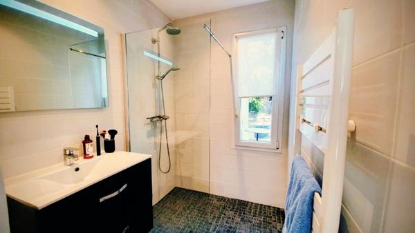 Belle maison rénovée de 6 pièces avec garage véranda et piscine