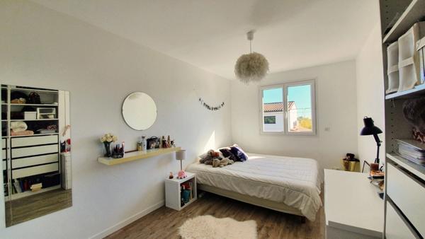 Belle maison rénovée de 6 pièces avec garage véranda et piscine