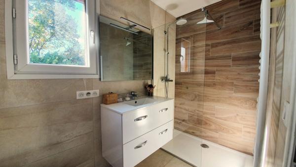 Belle maison rénovée de 6 pièces avec garage véranda et piscine