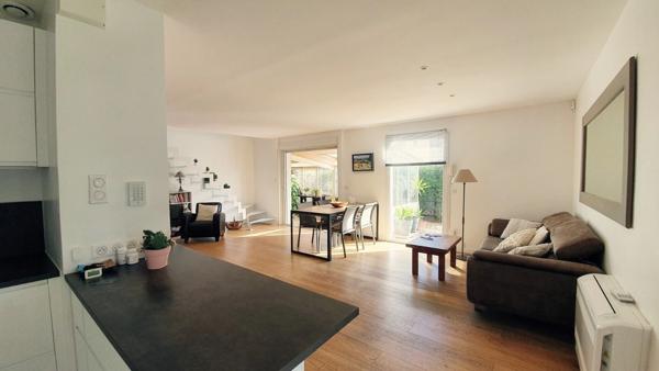 Belle maison rénovée de 6 pièces avec garage véranda et piscine