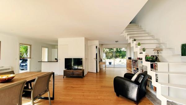 Belle maison rénovée de 6 pièces avec garage véranda et piscine