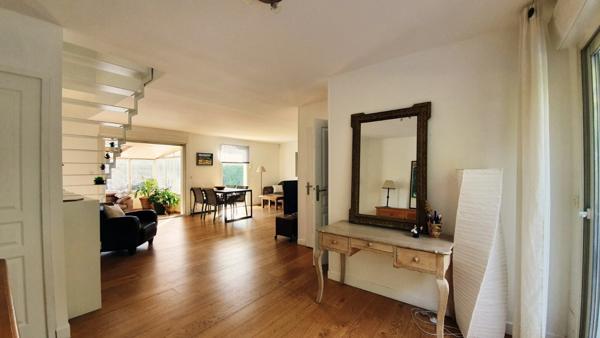 Belle maison rénovée de 6 pièces avec garage véranda et piscine