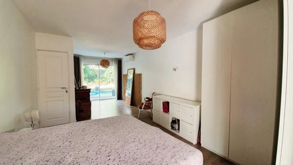 Belle maison rénovée de 6 pièces avec garage véranda et piscine