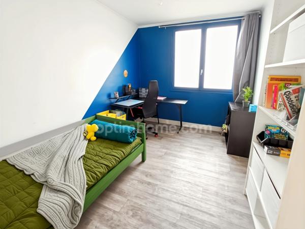 SAINT PRIEST Centre (69) à vendre Appartement T4 rénové, 3 chambres