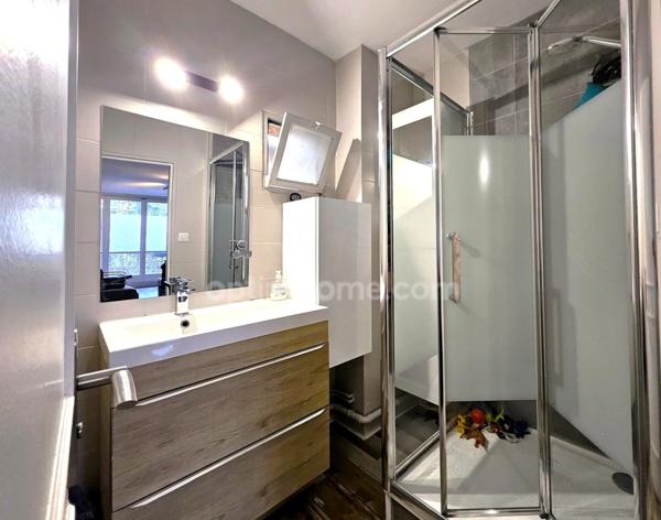 SAINT PRIEST Centre (69) à vendre Appartement T4 rénové, 3 chambres