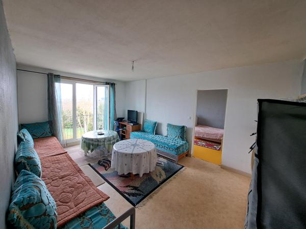 Appartement 52.73m² à rafraîchir avec vue dégagée au calme à LA CHAPELLE SAINT LUC