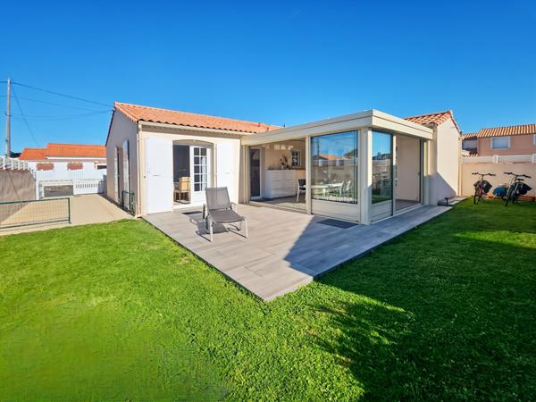 A 200 m de la plage - Maison impeccable avec véranda et garage