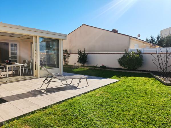 A 200 m de la plage - Maison impeccable avec véranda et garage