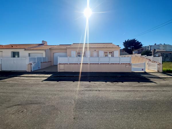 A 200 m de la plage - Maison impeccable avec véranda et garage