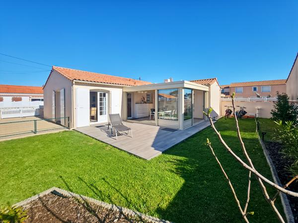 A 200 m de la plage - Maison impeccable avec véranda et garage