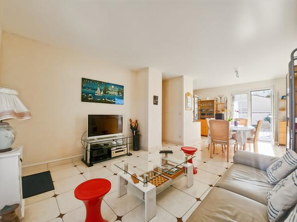 A 200 m de la plage - Maison impeccable avec véranda et garage