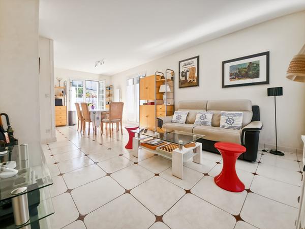 A 200 m de la plage - Maison impeccable avec véranda et garage