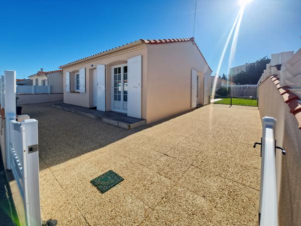 A 200 m de la plage - Maison impeccable avec véranda et garage