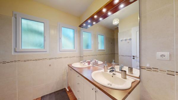 Maison familiale avec piscine et sous-sol - JATXOU