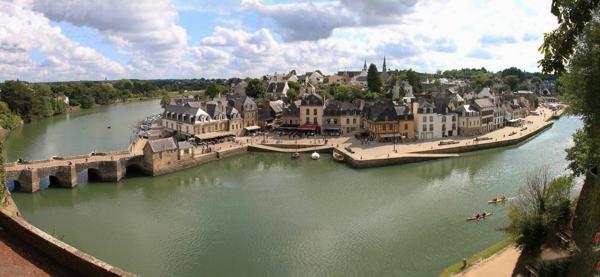 MAISON DU XVIème , À PROXIMITÉ IMMEDIATE DU GOLFE DU MORBIHAN, SUR LE PORT DE SAINT-GOUSTAN