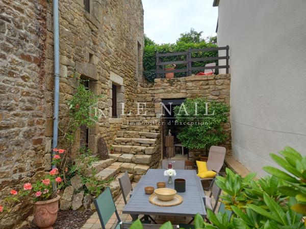 MAISON DU XVIème , À PROXIMITÉ IMMEDIATE DU GOLFE DU MORBIHAN, SUR LE PORT DE SAINT-GOUSTAN