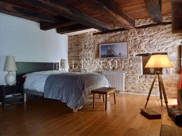 MAISON DU XVIème , À PROXIMITÉ IMMEDIATE DU GOLFE DU MORBIHAN, SUR LE PORT DE SAINT-GOUSTAN