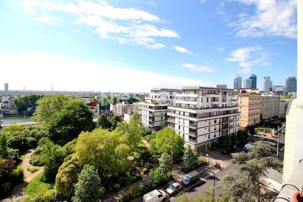 Appartement Courbevoie 4 pièces traversant vue Paris et la Défense balcons lumineux DPE D