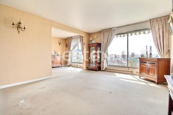 Appartement Courbevoie 4 pièces traversant vue Paris et la Défense balcons lumineux DPE D